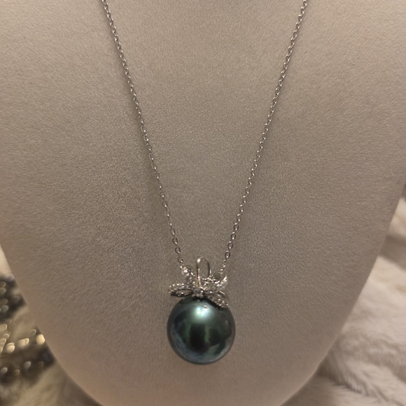 Elegant Silver Pearl Necklace - Picture 2 of 2